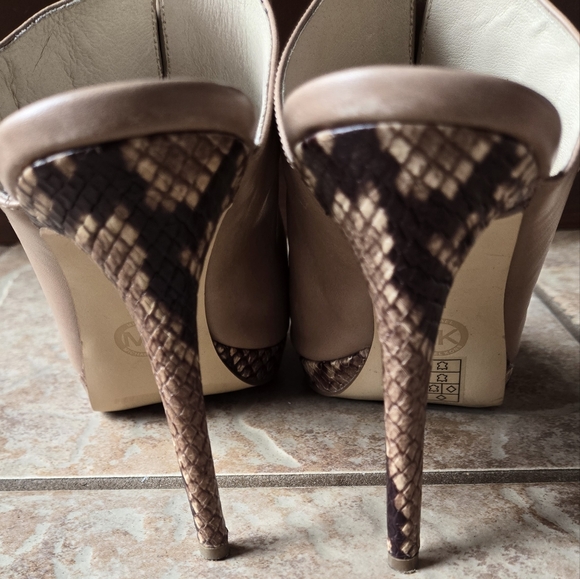 🔥🔥🔥SALE🔥🔥🔥Michael Kors Tan & Snakeskin Mules - Picture 4 of 5